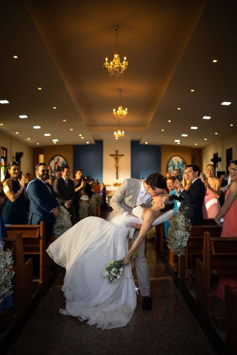 Bia Lima e Igor Fernandes sobem ao altar e recebem a bênção de Deus para a sua união