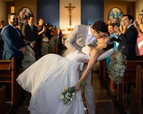 Bia Lima e Igor Fernandes sobem ao altar e recebem a bênção de Deus para a sua união