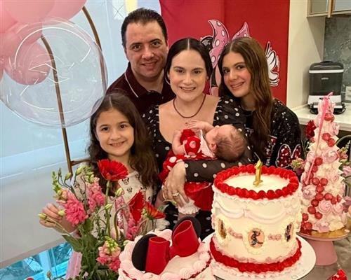 Karla Benevides e Victor Rocha comemoram o primeiro mesversário da filha, Olívia