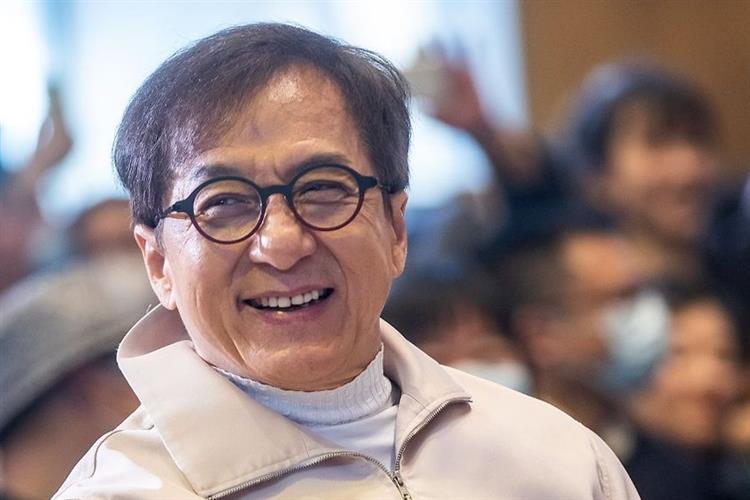 Jackie Chan revela que não deixará herança para o filho e a esposa