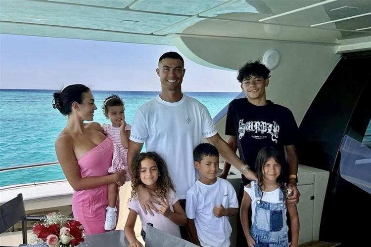 Cristiano Ronaldo em raro clique em família com 5 filhos